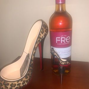 High heel wine holder and stopper set